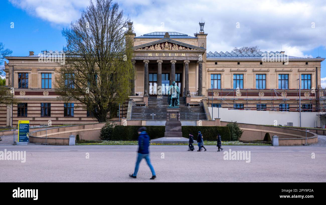 Schwerin, Deutschland. 03. Mai 2023. Das Staatliche Museum Schwerin ist wegen Bauarbeiten geschlossen. Das Museum, bekannt für seine wichtige Sammlung der niederländischen Gemälde des alten Meisters des so genannten Goldenen Zeitalters, ist seit 2021 eine Baustelle. Nach dem derzeitigen Stand der Dinge werden die umfangreichen Renovierungsarbeiten zwei Jahre länger als geplant dauern und mehrere Millionen Euro mehr kosten. Kredit: Jens Büttner/dpa/Alamy Live News Stockfoto