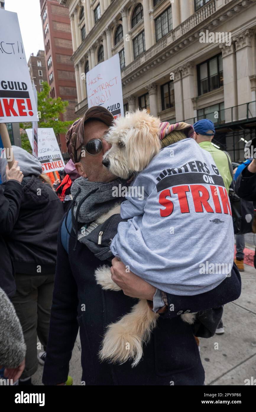 Writers Guild of America, Streikposten in Midtown Manhattan, zog große Menschenmassen an der Streikposten, 2023, New York City, USA Stockfoto