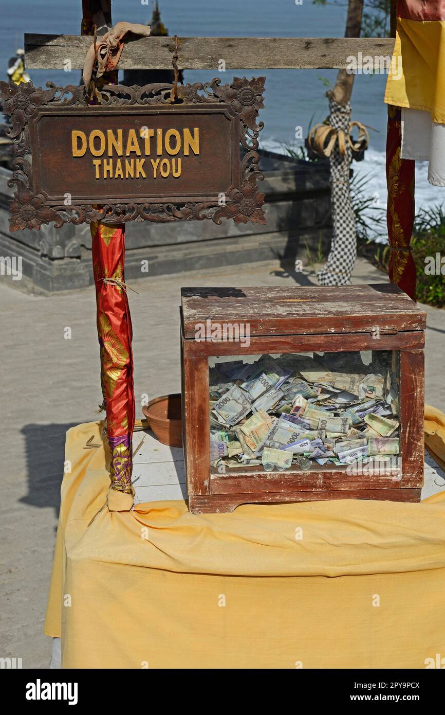 Spendenbox für die Erhaltung des Meerestempels Pura Tanah Lot, Bali, Indonesien Stockfoto