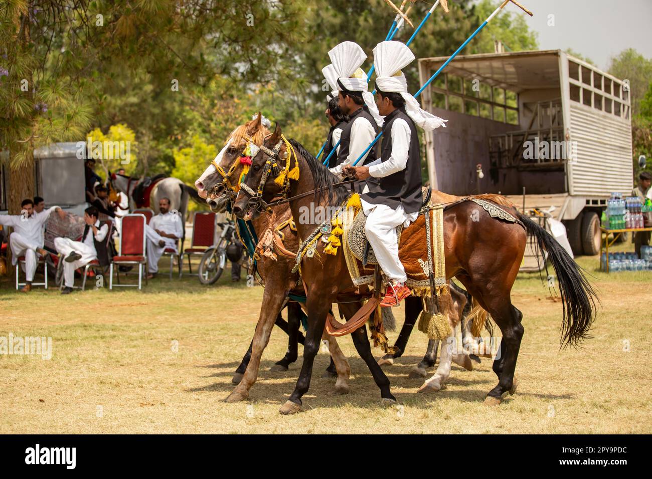 Pakistan, asiatischer Reiter auf dem traditionellen Islamabad Championship Zeltverankerungsfestival in Islamabad Zeltverankerung . 30-April-2023 Stockfoto
