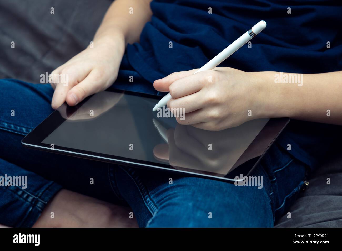 Digitaler Tablet-Computer mit leerem Bildschirm in männlicher Handnaht. Arbeiten Sie mit dem Eingabestift an Multitasking-Handheld-Geräten. Stockfoto