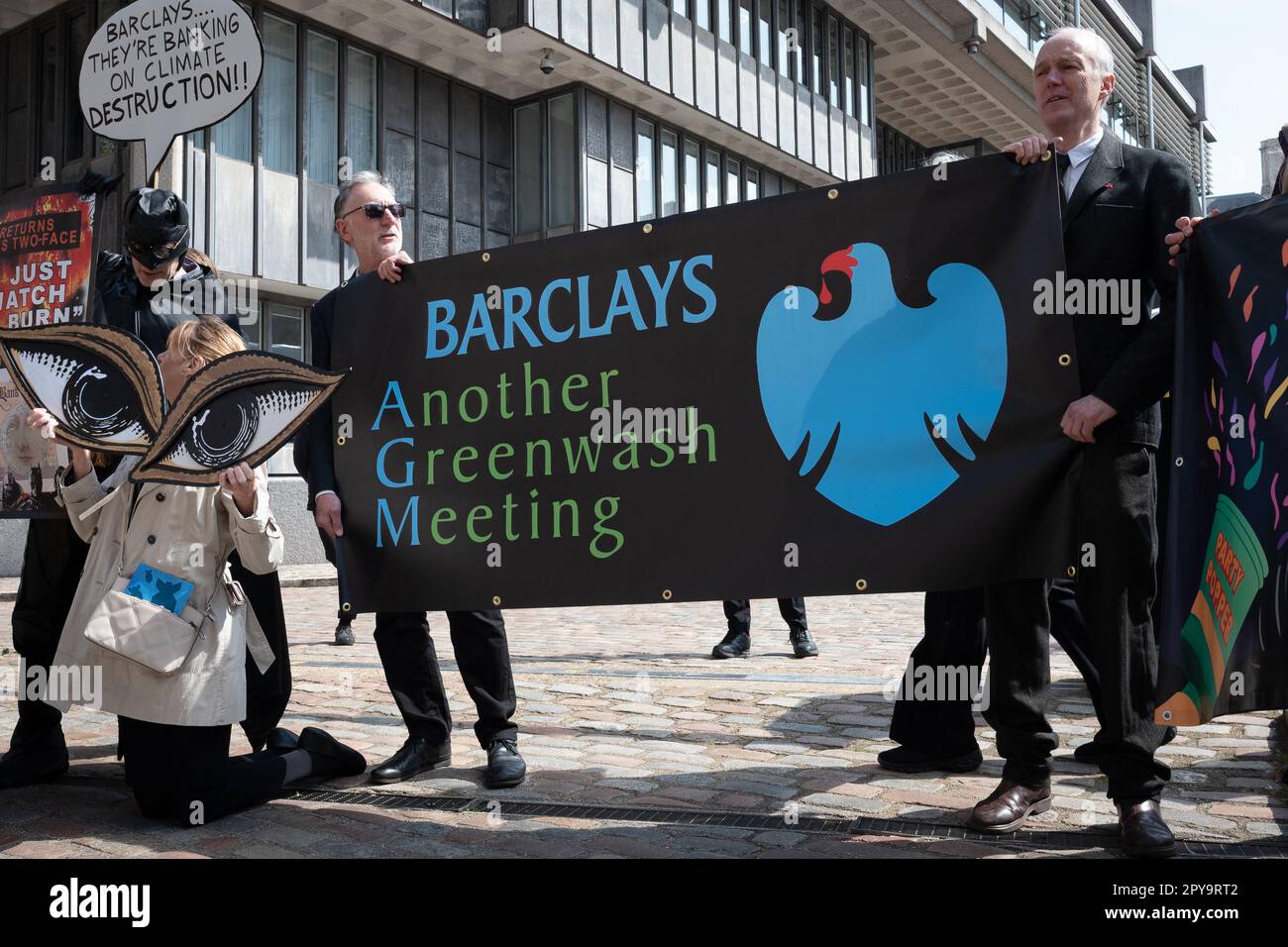 London, Großbritannien. 3. Mai 2023. Klimaschutzaktivisten protestieren außerhalb der Barclays Bank AGM im QEII-Zentrum in Westminster und fordern die Bank auf, die Förderung der fossilen Brennstoffe, die für die globale Heizung verantwortlich sind, einzustellen. Die Bank ist einer der größten Kreditgeber dieser Art in Europa, während Wissenschaftler warnen, dass wir die Öl- und Gasförderung nicht ausweiten können, wenn wir die Klimaziele von Paris in Bezug auf CO2-Senkung und Temperaturanstieg erreichen wollen. Kredit: Ron Fassbender/Alamy Live News Stockfoto