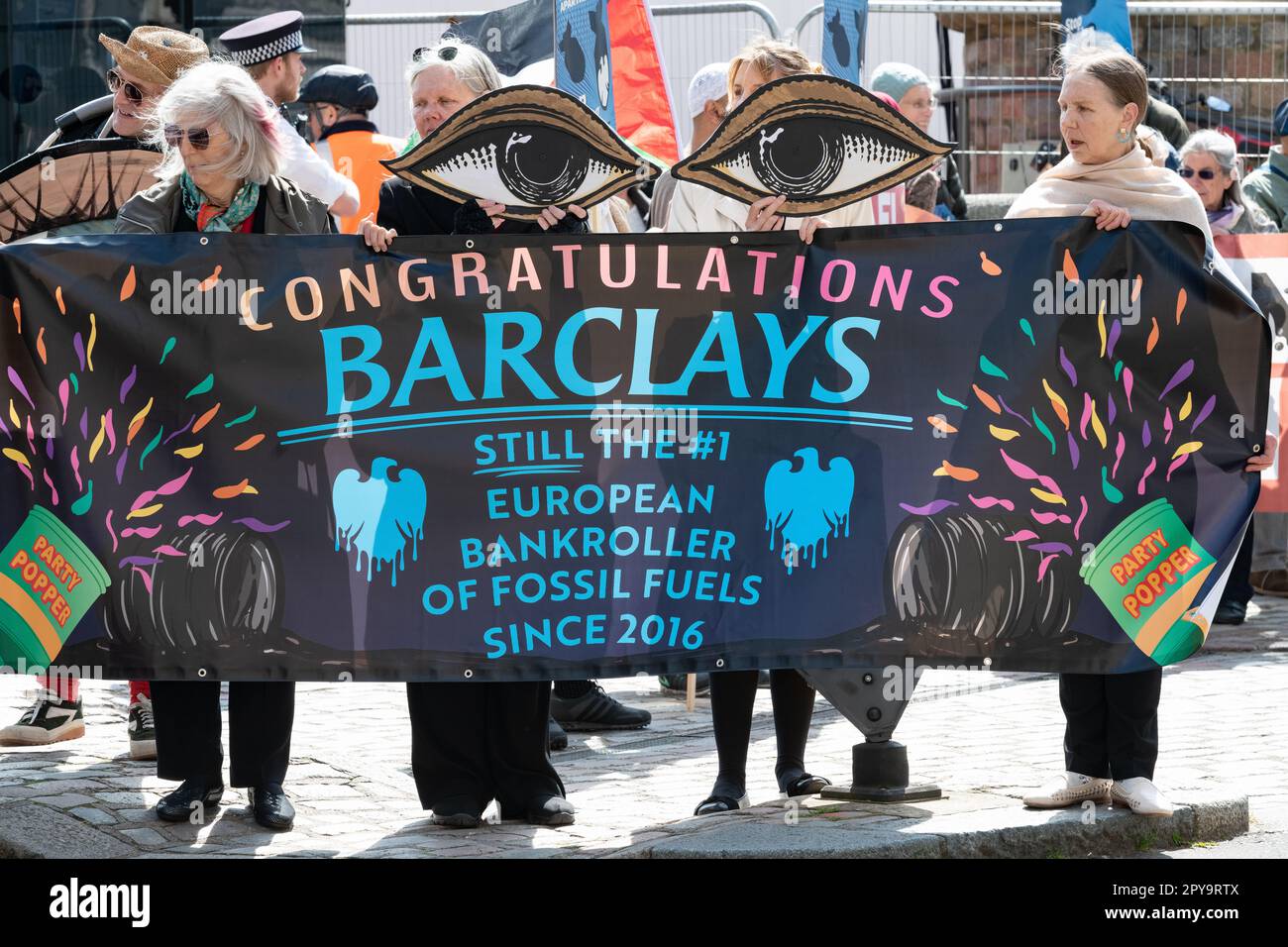 London, Großbritannien. 3. Mai 2023. Klimaschutzaktivisten protestieren außerhalb der Barclays Bank AGM im QEII-Zentrum in Westminster und fordern die Bank auf, die Förderung der fossilen Brennstoffe, die für die globale Heizung verantwortlich sind, einzustellen. Die Bank ist einer der größten Kreditgeber dieser Art in Europa, während Wissenschaftler warnen, dass wir die Öl- und Gasförderung nicht ausweiten können, wenn wir die Klimaziele von Paris in Bezug auf CO2-Senkung und Temperaturanstieg erreichen wollen. Kredit: Ron Fassbender/Alamy Live News Stockfoto