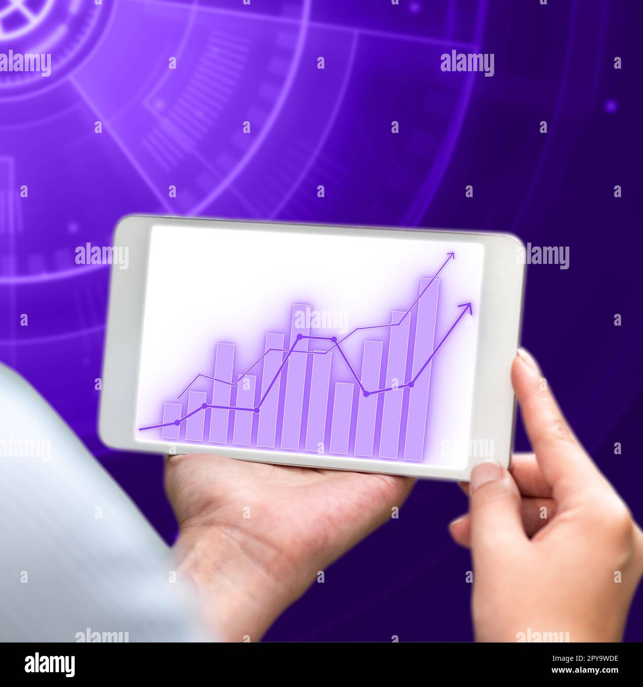 Die Hände halten das Mobiltelefon mit der Hauptnachricht auf dem Bildschirm. Futuristisches, farbiges Leuchtdesign. Digitale Illustration mit neuen Technologien. Handydisplay. Stockfoto