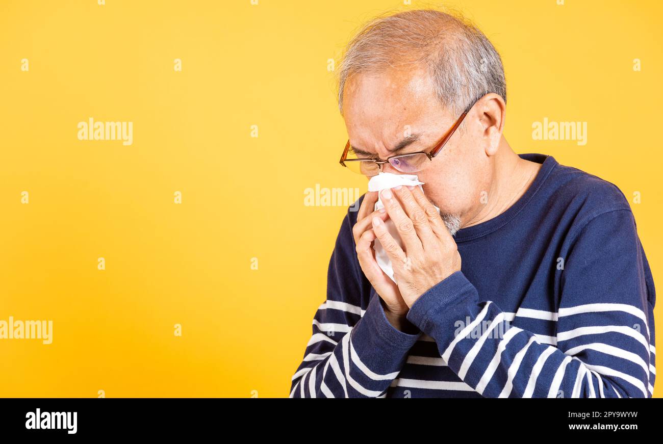 Asiatischer älterer Mann Erkältung hat Grippe und Niesen von Krankheit Virus Problem verwenden Gewebe Stockfoto
