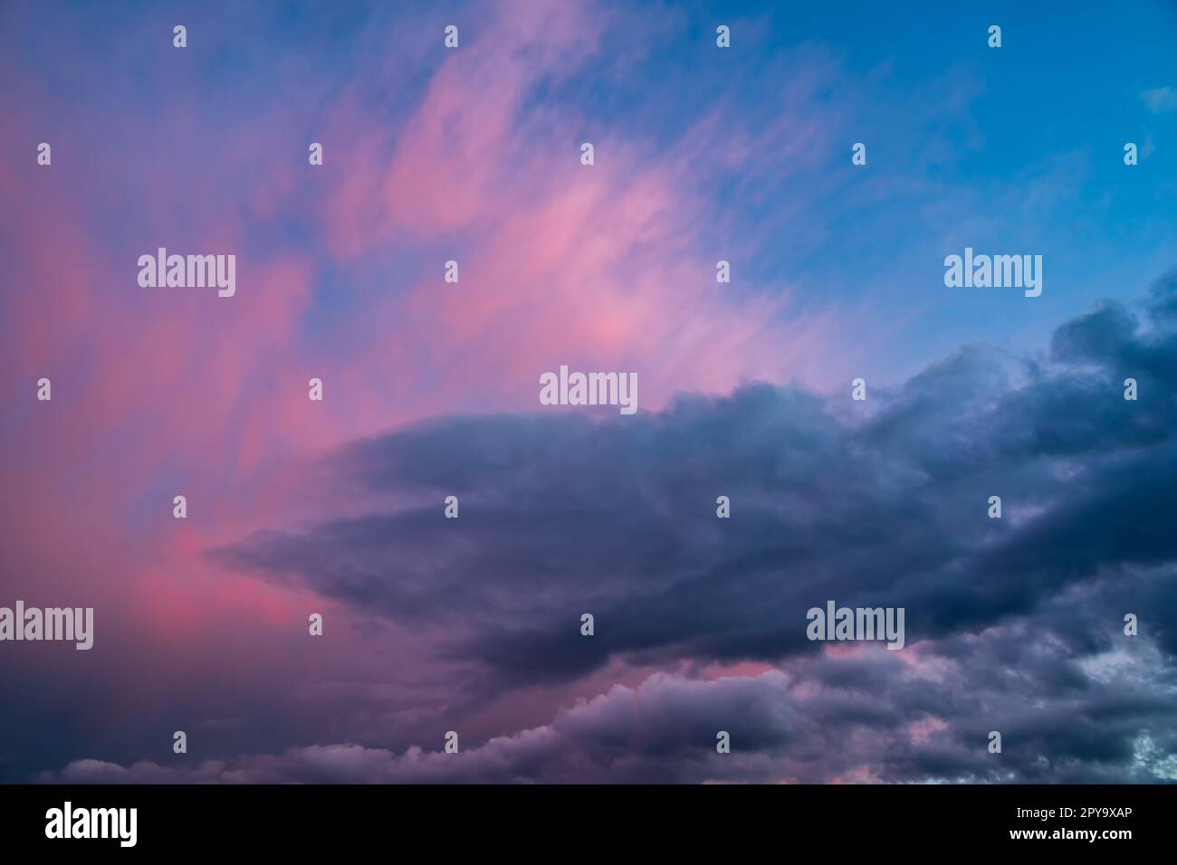 Dramatischer Wolkenhimmel bei Sonnenuntergang. Dunkle Farbe. Himmel Textur, abstrakte Natur Hintergrund Stockfoto