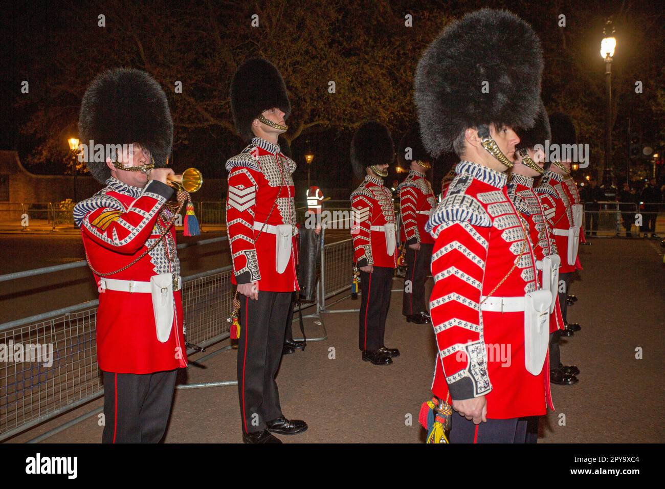 London, Großbritannien. 02. Mai 2023. Eine nächtliche Probe im Zentrum von London zur Krönung von König Karl III., die dieses Wochenende stattfinden wird. Bilddatum: Mittwoch, 3. Mai 2023 Kredit: horst friedrichs/Alamy Live News Stockfoto