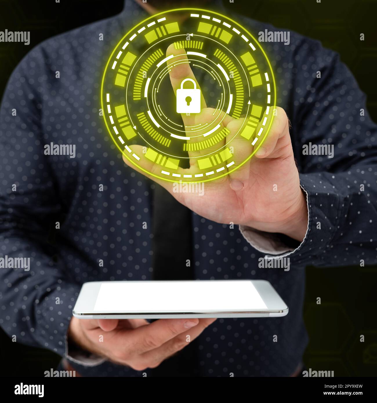 Geschäftsmann in schwarzem Hemd, der das Handy in einer Hand hält. Mann, der den virtuellen Knopf mit dem Finger drückt. Entriegeln, einschalten. Futuristisches, farbiges Leuchten. Digitales Design. Stockfoto