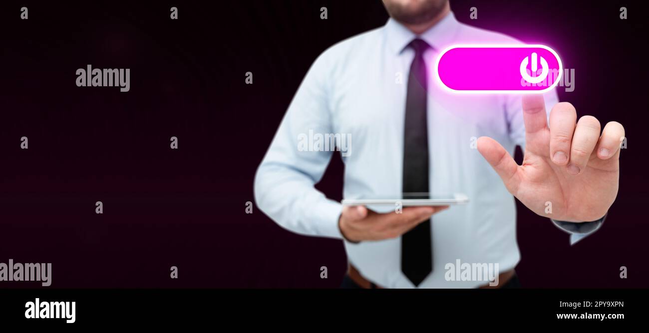 Mann, Der Das Tablet In Der Hand Hält Und Das Sicherheitssystem Mit Dem Finger Berührt. Erwachsener: Digital Touch Business Computer System. Geschäftsmann Im Stehen Stockfoto