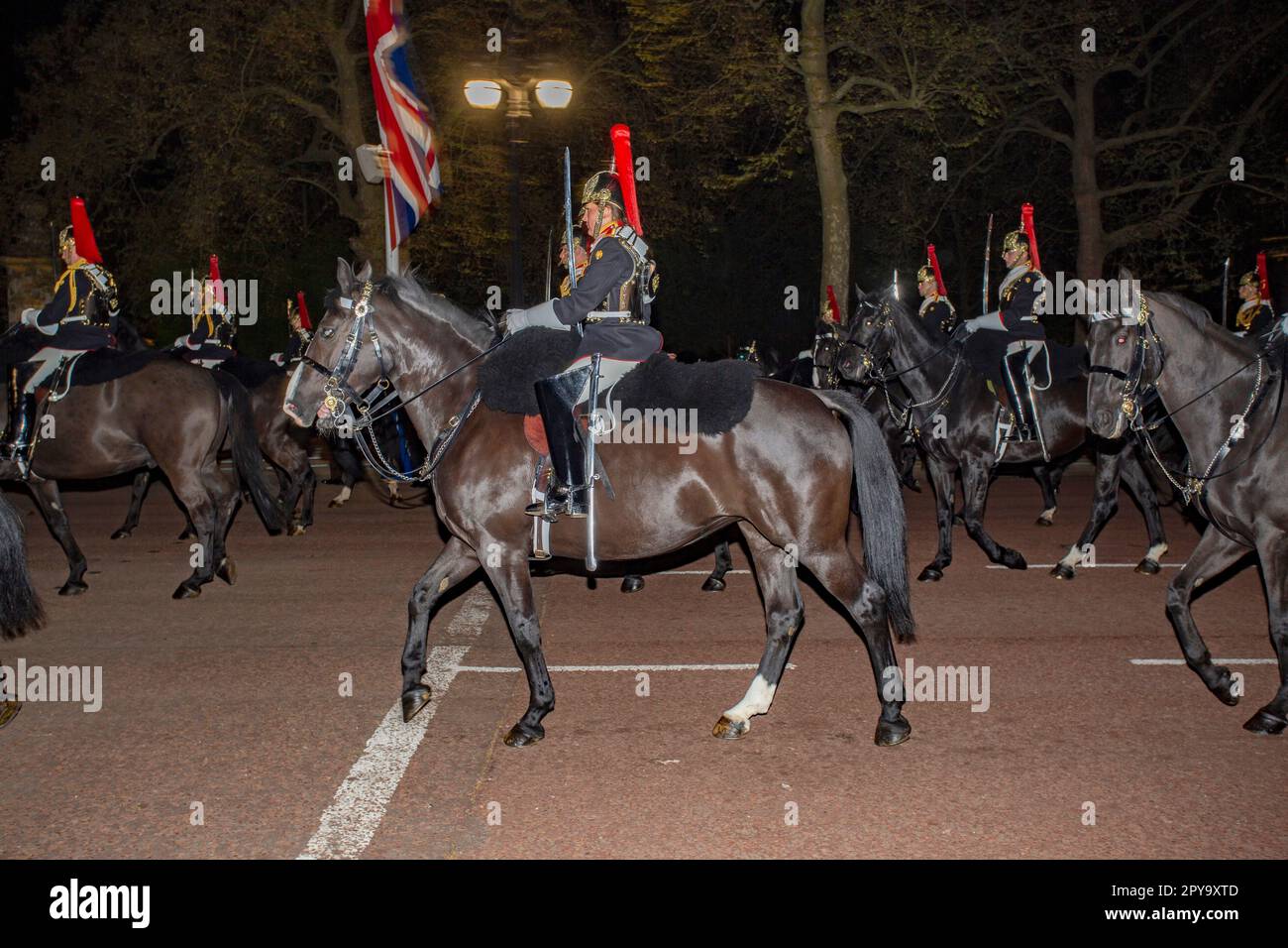 London, Großbritannien. 02. Mai 2023. Eine nächtliche Probe im Zentrum von London zur Krönung von König Karl III., die dieses Wochenende stattfinden wird. Bilddatum: Mittwoch, 3. Mai 2023 Kredit: horst friedrichs/Alamy Live News Stockfoto