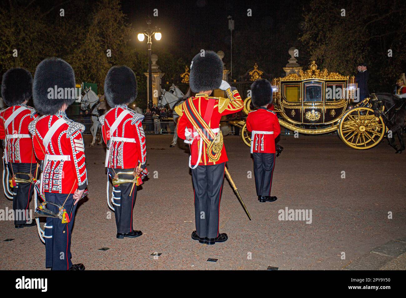 London, Großbritannien. 02. Mai 2023. Eine nächtliche Probe im Zentrum von London zur Krönung von König Karl III., die dieses Wochenende stattfinden wird. Bilddatum: Mittwoch, 3. Mai 2023 Kredit: horst friedrichs/Alamy Live News Stockfoto