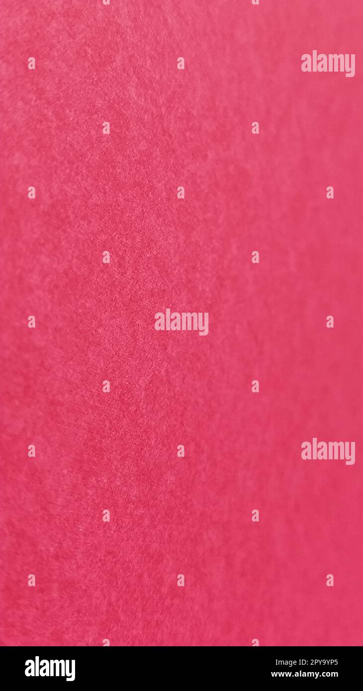 Schöner rosafarbener oder fleckiger Hintergrund. Scharlachrot, lila, ungleichmäßige Farbe. Ein Blatt farbiges Papier mit weicher Fleecy-Struktur. Stockfoto
