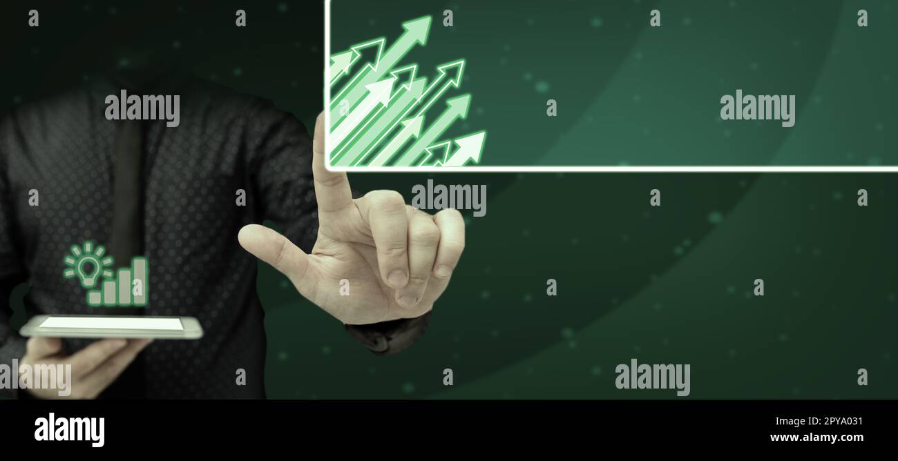 Mensch im Büroanzug hält Handy und drückt virtuellen Knopf mit dem Finger. Futuristisches Bild mit farbigem Schein. Texthalter enthält wichtige Informationen. Stockfoto