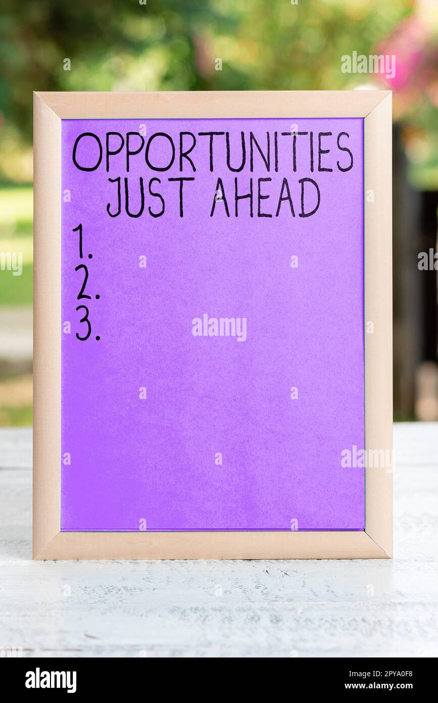 Schreiben und Anzeigen von Textmöglichkeiten direkt vor uns. Internetkonzepte Zusammenstellung von Umständen, die es ermöglichen, etwas in kurzer Zeit zu tun Stockfoto