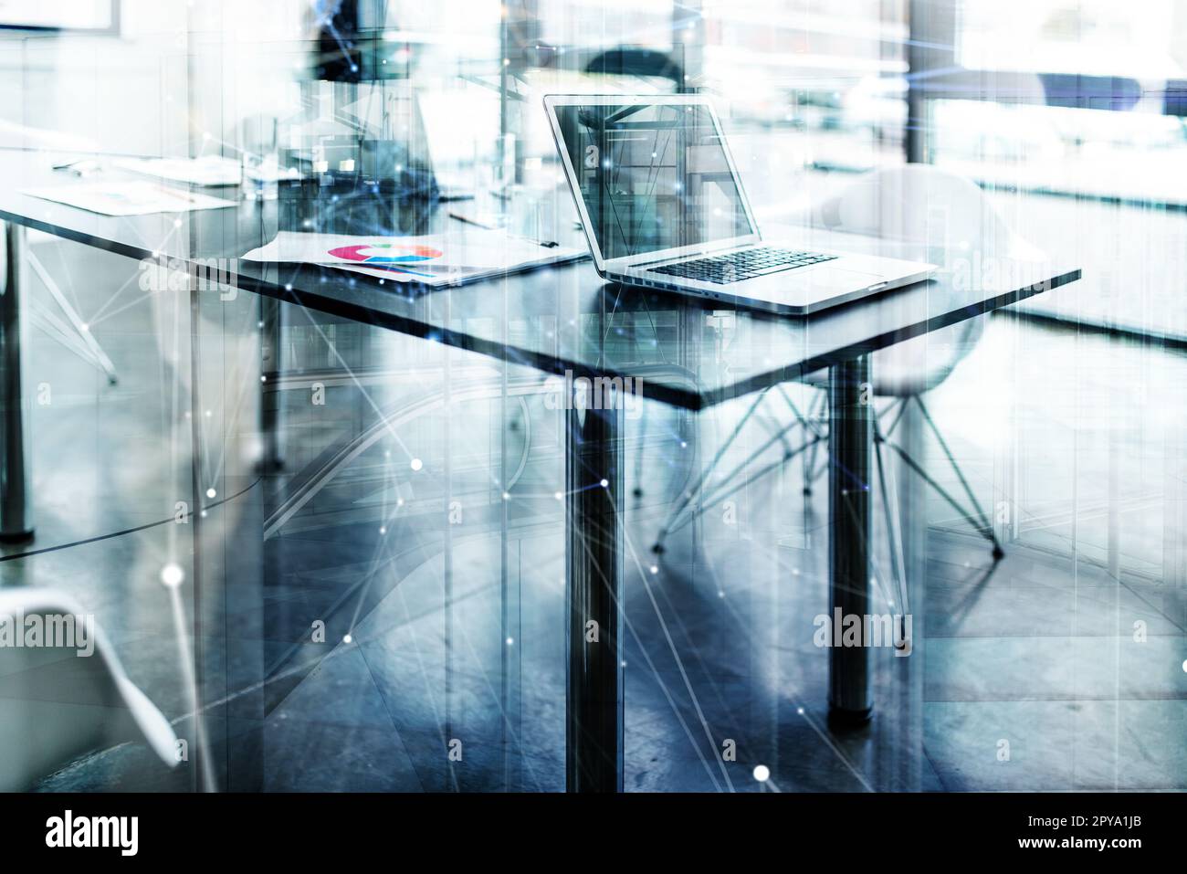 Modernes Büro mit Diagrammblättern und Laptop auf einem Schreibtisch Stockfoto