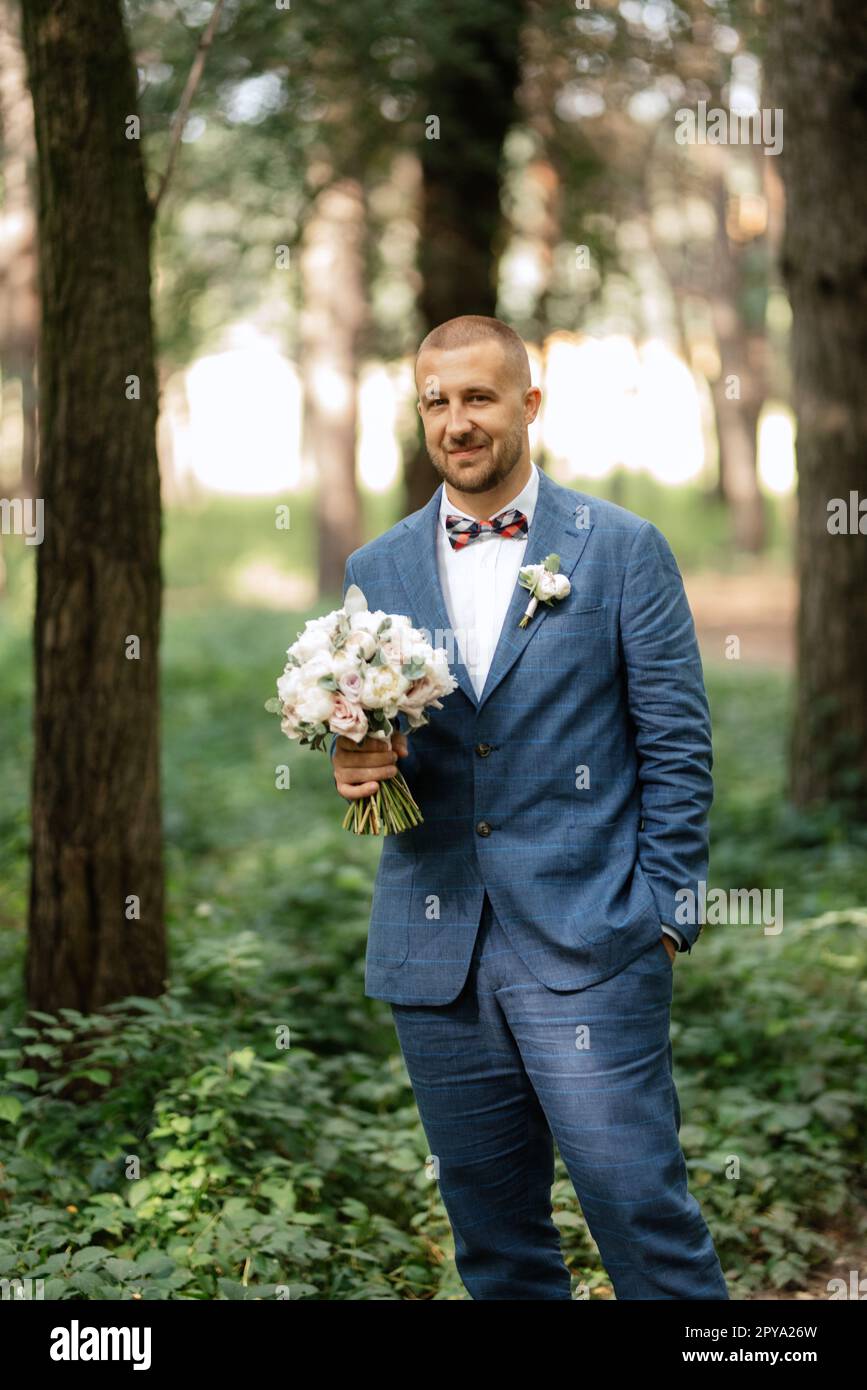 Porträt eines eleganten Bräutigams im blauen Anzug Stockfoto