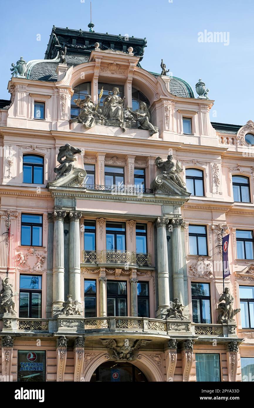 Reich verzierte Wohnblock und Geschäfte neben dem Wenzelsplatz in Prag Stockfoto