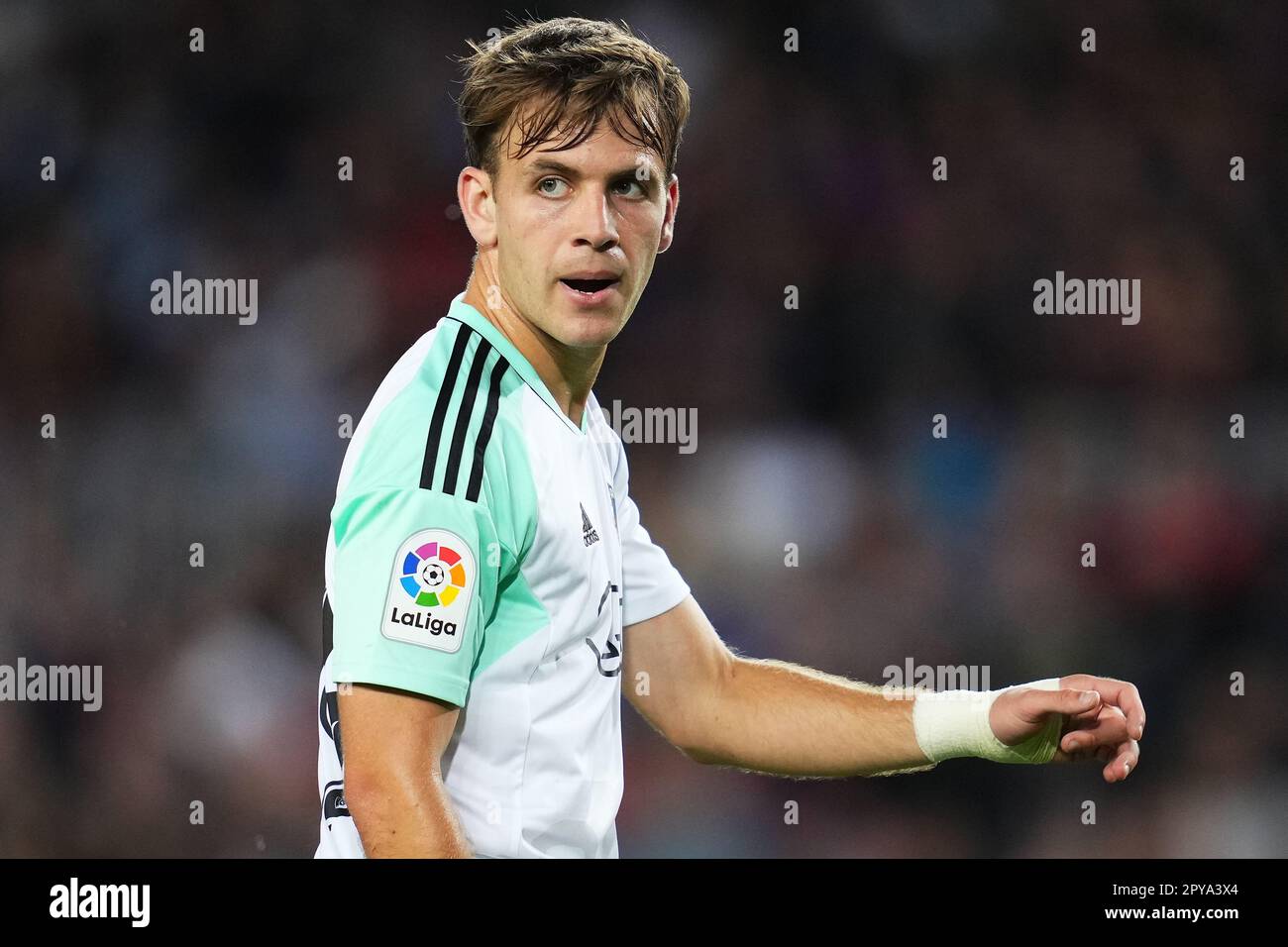 Pablo Ibanez von CA Osasuna blickt während des Spiels La Liga zwischen dem FC Barcelona und CA Osasuna, das am 2. Mai 2023 im Spotify Camp Nou Stadium in Barcelona, Spanien, gespielt wurde, nach vorne. (Foto: Sergio Ruiz / PRESSIN) Stockfoto