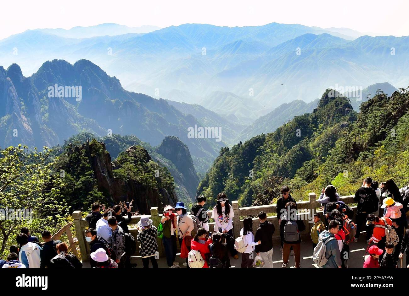 Huangshan. 30. April 2023. Am 30. April 2023 besuchen Touristen den Huangshan-Berg in der ostchinesischen Provinz Anhui. Huangshan, einer der berühmtesten Berge Chinas, ist bekannt für seine majestätische landschaftliche Schönheit, seltsame Felsen, Wolkengipfel und alte Kiefern. Sie wurde 1990 zum UNESCO-Weltkulturerbe erklärt. Kredit: Cai Ji'an/Xinhua/Alamy Live News Stockfoto