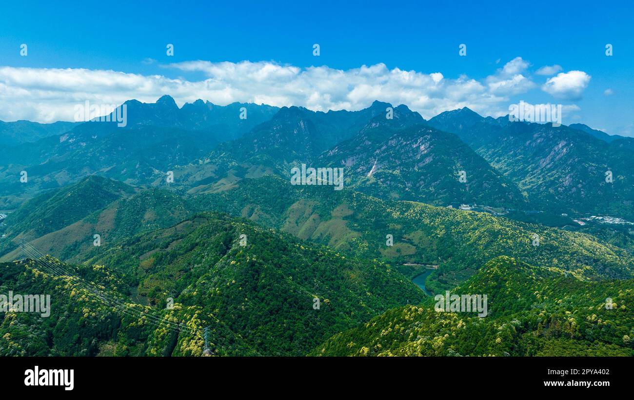 Huangshan. 26. April 2023. Dieses Luftfoto wurde am 26. April 2023 aufgenommen und zeigt die Landschaft des Huangshan-Berges in Ostchina in der Provinz Anhui. Huangshan, einer der berühmtesten Berge Chinas, ist bekannt für seine majestätische landschaftliche Schönheit, seltsame Felsen, Wolkengipfel und alte Kiefern. Sie wurde 1990 zum UNESCO-Weltkulturerbe erklärt. Kredit: Fan Chengzhu/Xinhua/Alamy Live News Stockfoto