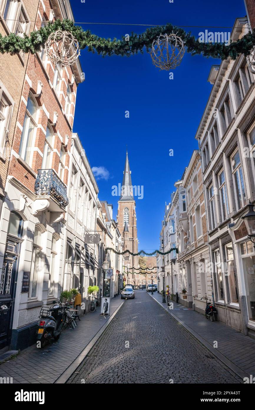 Bild der Rechtstraat Straße im Stadtzentrum von Maastricht mit dem St. Martinuskerk. Der Sint Martinuskerk oder Sint-Maartenskerk ist ein Neo-Got Stockfoto