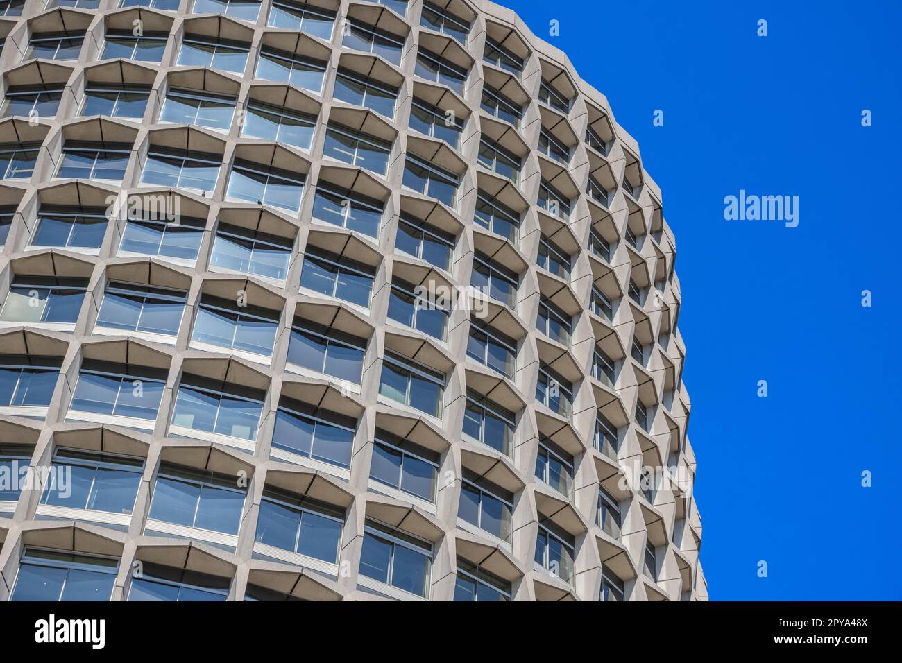 Außenansicht der One Kemble Street, auch bekannt als Space House, in London vor blauem wolkenlosem Himmel Stockfoto