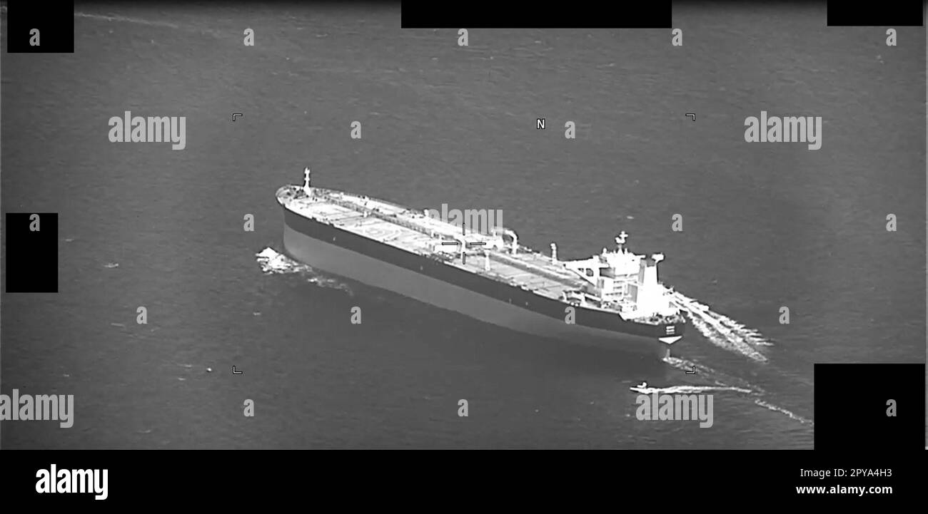 Ein Video-Screenshot zeigt den unter Panama-Flagge fahrenden Öltanker Niovi während seiner Beschlagnahme durch die iranische Marine des Korps der Islamischen Revolutionsgarde (IRGCN) während der Durchfahrt durch die Straße von Hormuz am 3. Mai 2023. Der Öltanker fuhr vom Arabischen Golf in Richtung der Vereinigten Arabischen Emirate, als ein Dutzend IRGCN-Schnellangriffsfahrzeuge das Schiff in der Mitte der Meerenge umdrehte und den Öltanker zwang, den Kurs umzukehren und in Richtung iranischer Hoheitsgewässer zu fahren. Ein Vorfall ereignete sich vor sechs Tagen, als die Marine der Islamischen Republik Iran den Öltanker Advantage Sweet unter der Flagge der Marshallinseln beschlagnahmte, während er sich bewegte Stockfoto