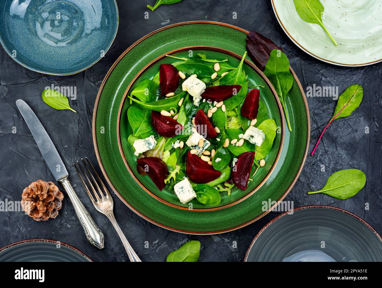 Frischer Salat mit Rüben, Käse und Gemüse. Stockfoto
