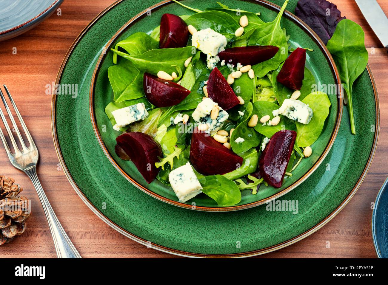 Frischer Salat mit Rüben, Käse und Gemüse. Stockfoto