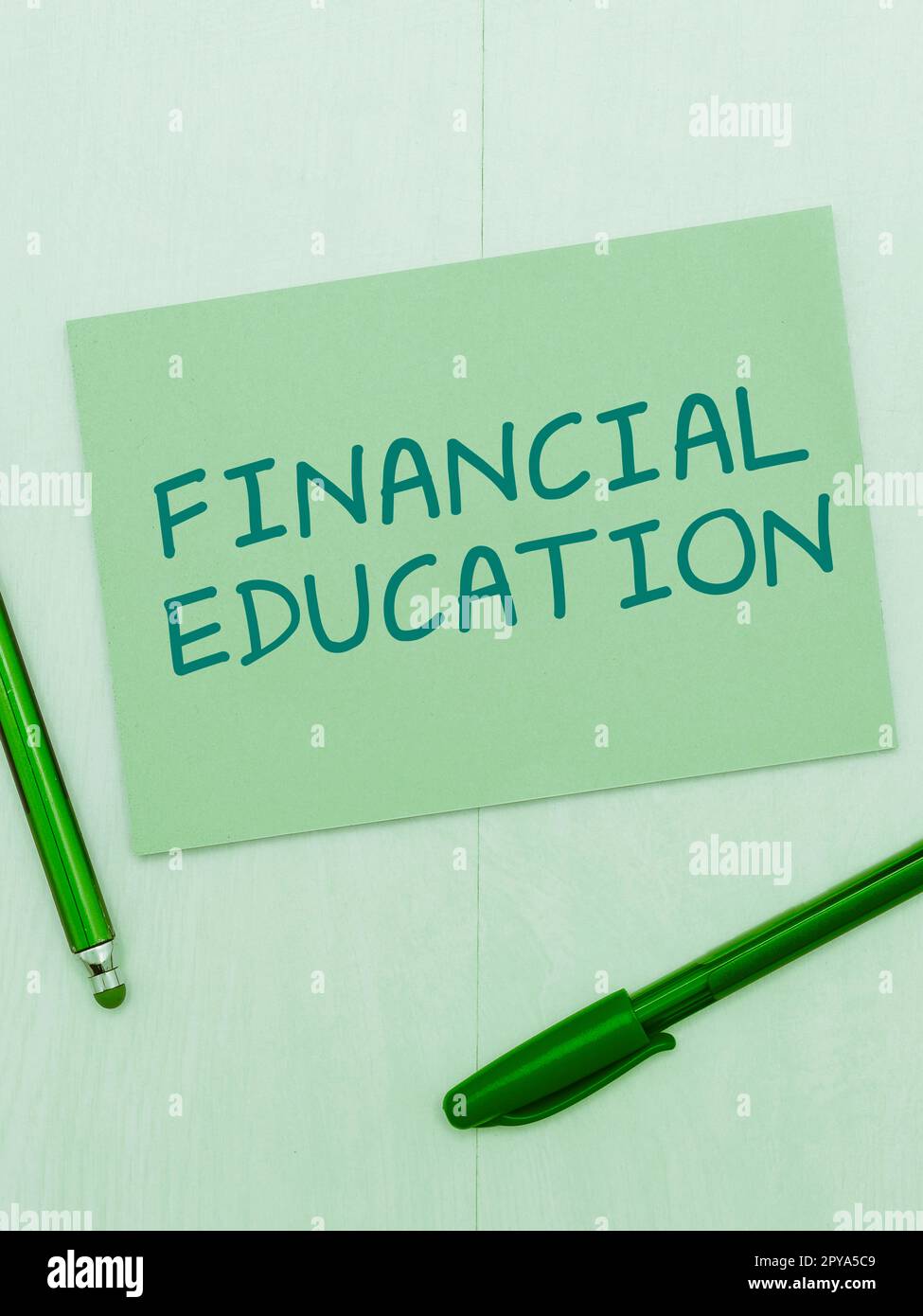 Inspiration mit Schild „Financial Education“. Konzept, das bedeutet, Währungsbereiche wie Finanzen und Investitionen zu verstehen Stockfoto