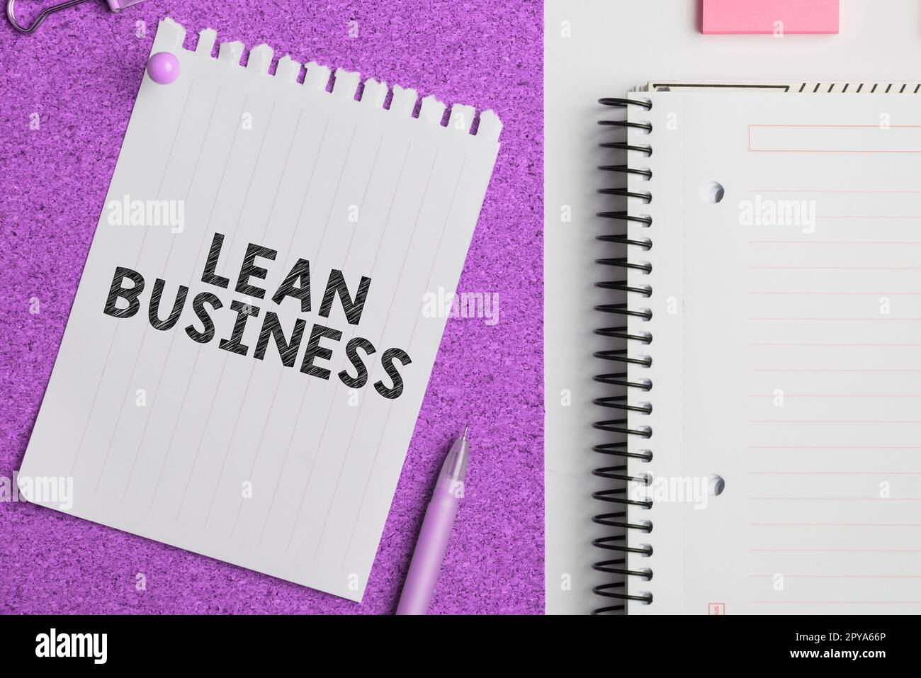 Schild mit der Aufschrift Lean Business. Verbesserung der Geschäftsidee zur Minimierung von Verschwendung ohne Einbußen bei der Produktivität Stockfoto