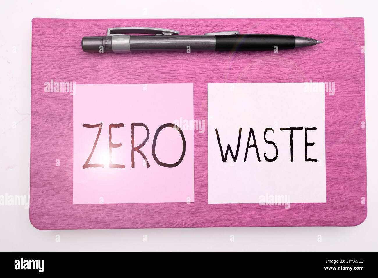 Inspiration mit dem Schild „Null Abfall“. Das Internet-Konzept industrielle Verantwortung umfasst Kompostierung, Recycling und Wiederverwendung Stockfoto