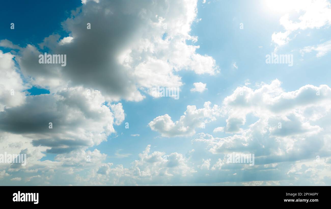 Schöner blauer Himmel und weiße Wolken abstrakter Hintergrund. Wolkenuntergrund. Blauer Himmel und flauschige weiße Wolken an sonnigen Tagen. Schöner blauer Himmel. Weltozontag. Ozonschicht. Sommerhimmel. Stockfoto