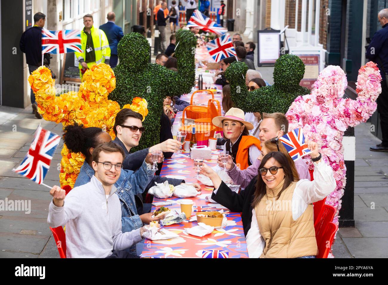 NUR REDAKTIONELLER GEBRAUCH die Gäste sitzen an einem 80 Meter langen Banketttisch in Carter Lane, als Teil des "BIG Picnic" im Fleet Street Quarter, mit weniger als 72 Stunden bis zur Krönung von König Karl III. Bilddatum: Mittwoch, 3. Mai 2023. Stockfoto