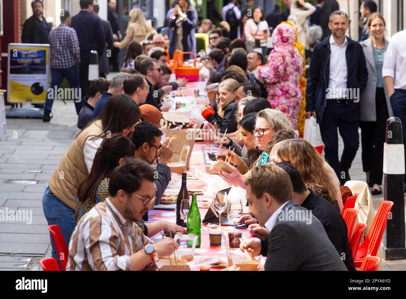 NUR REDAKTIONELLER GEBRAUCH die Gäste sitzen an einem 80 Meter langen Banketttisch in Carter Lane, als Teil des "BIG Picnic" im Fleet Street Quarter, mit weniger als 72 Stunden bis zur Krönung von König Karl III. Bilddatum: Mittwoch, 3. Mai 2023. Stockfoto