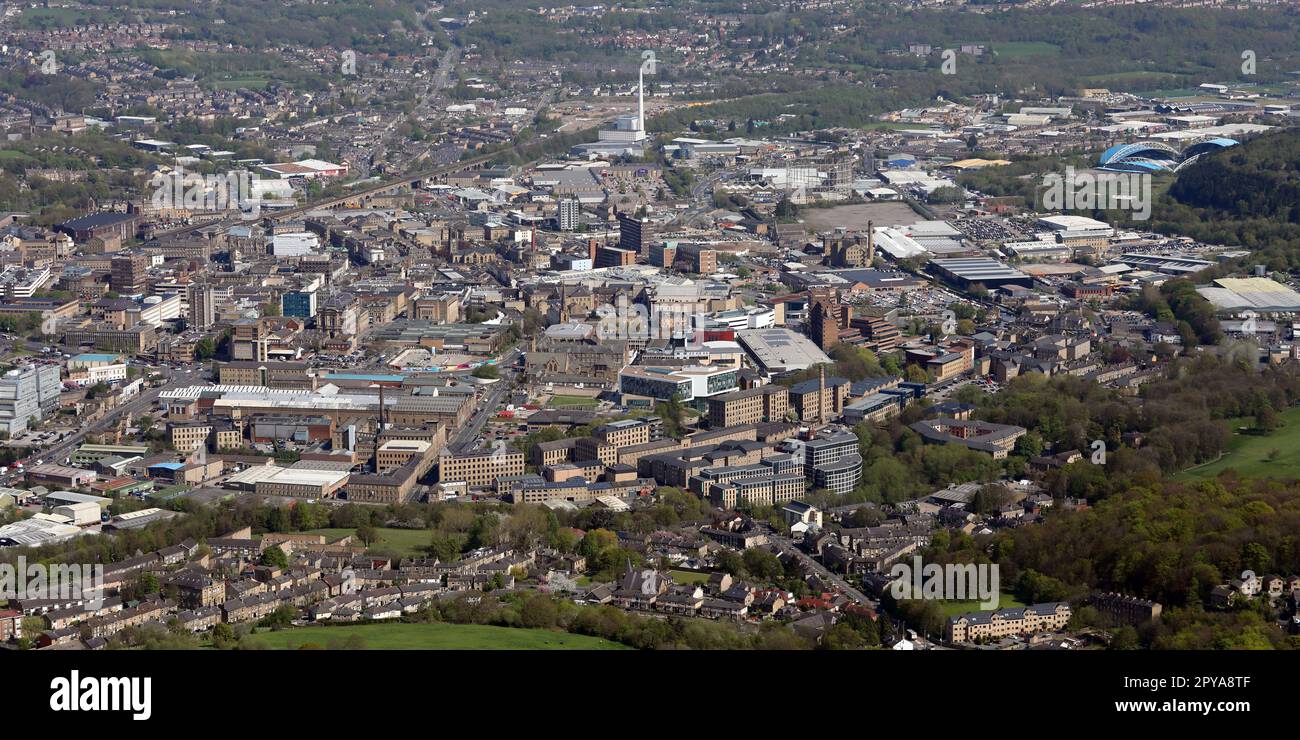 Luftaufnahme des Stadtzentrums von Huddersfield vom Süden und inkl. Huddersfield University im Vordergrund und Leeds Road Industrie usw. auf der rechten Seite Stockfoto