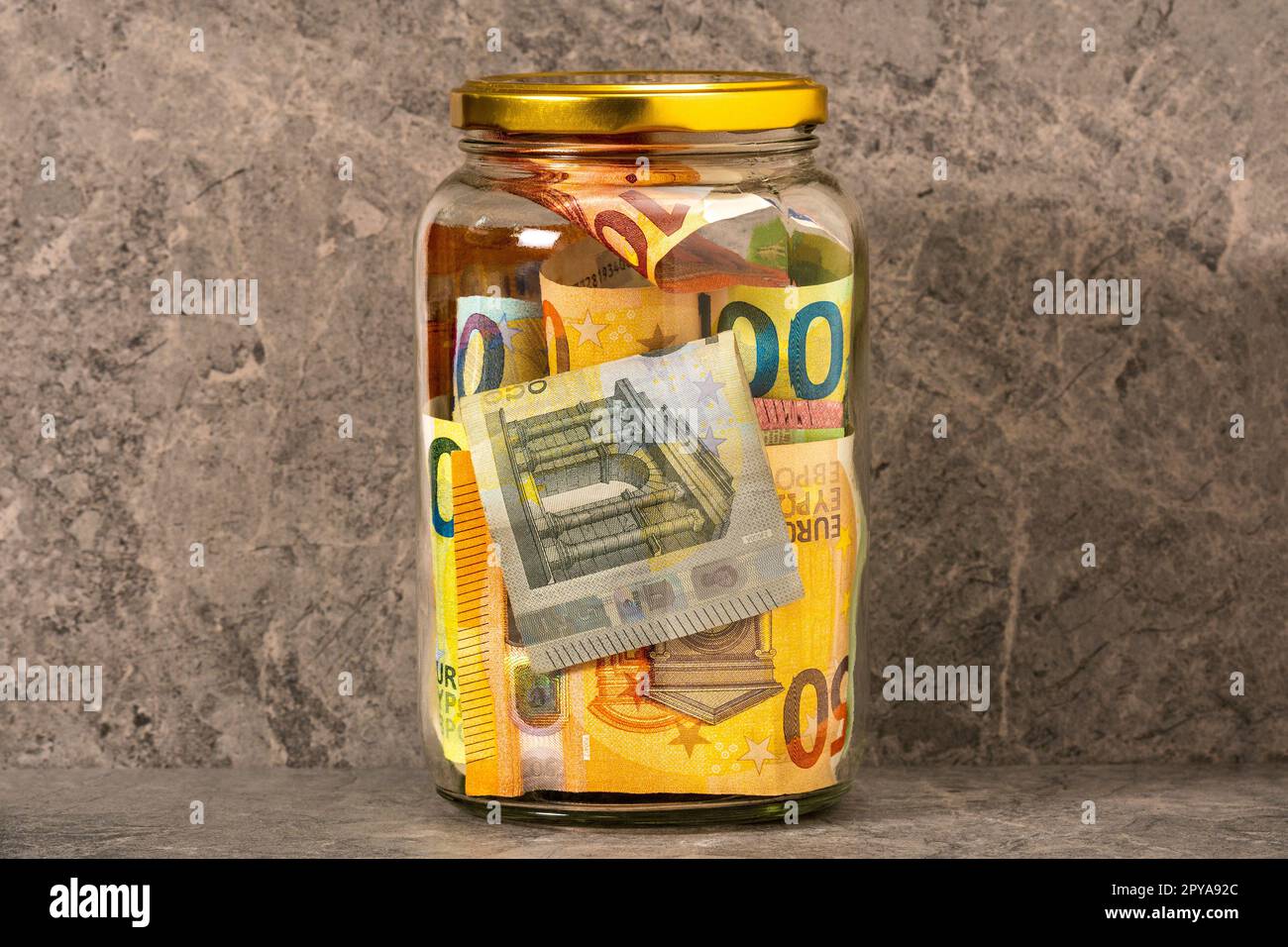 Glasbehälter mit Euro-Währung Stockfoto