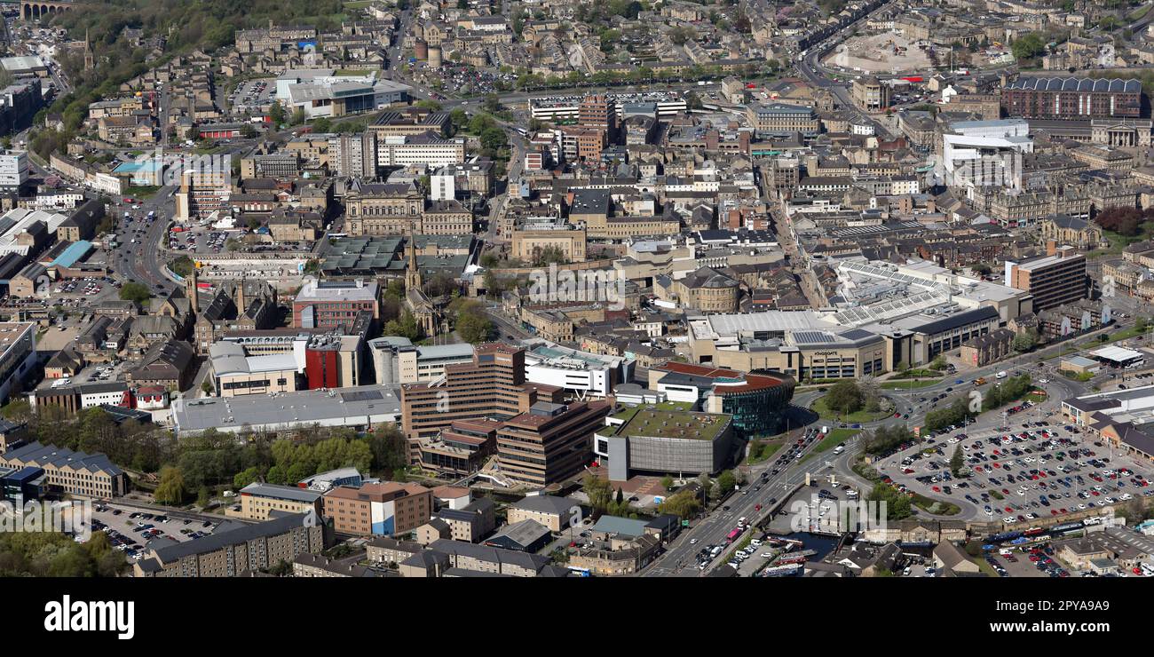 Blick aus der Vogelperspektive auf das Stadtzentrum von Huddersfield aus dem Süden, einschließlich der Huddersfield University im Vordergrund, West Yorkshire Stockfoto
