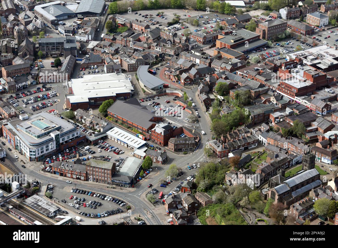 Luftaufnahme des Stadtzentrums von Macclesfield mit dem Aldi Supermarkt, Silkworks Einzelhandelsgebäude, dem Queens Hotel, dem Health Hub und dem Busbahnhof Stockfoto