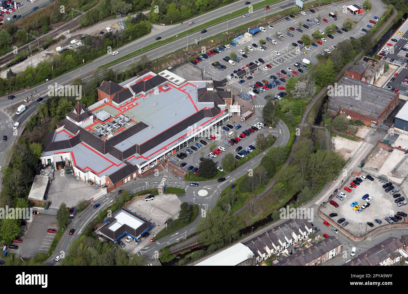 Luftaufnahme des Tesco Superstore (Supermarkt) in Macclesfield, Cheshire Stockfoto