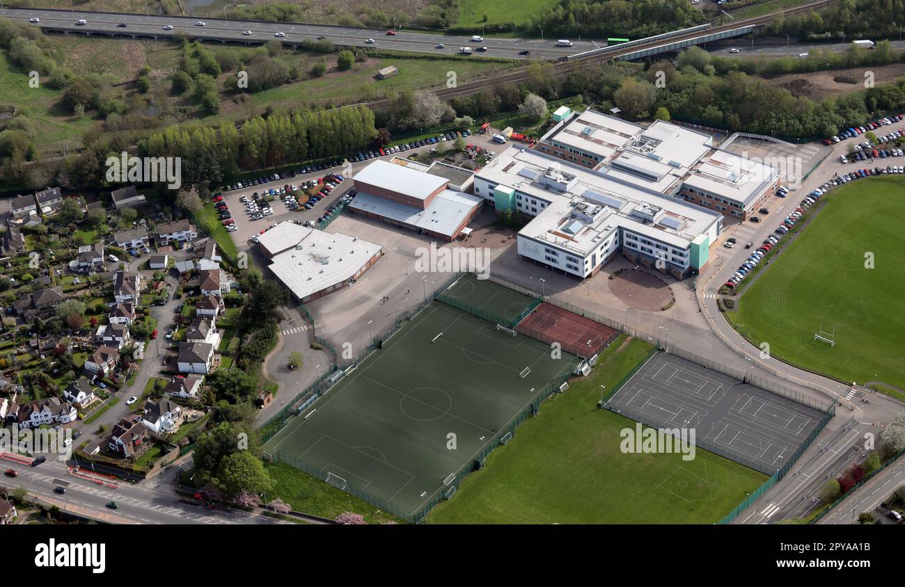 Luftaufnahme der Beckfoot School & Hazelbeck School und der Sportplätze des Try Tag Rugby Club Bingley (unter anderem), Bradford, West Yorkshire Stockfoto