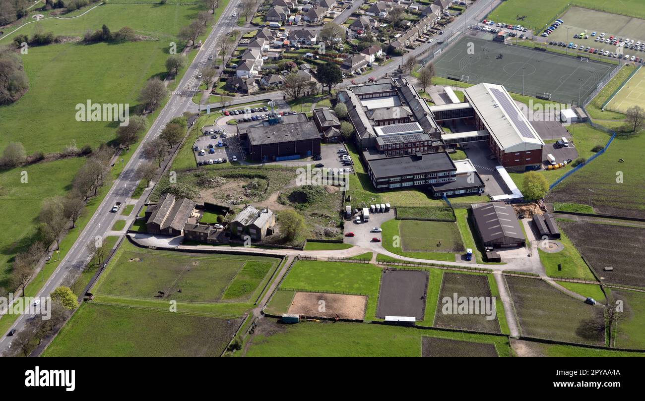 Thornton Recreation Centre Leisure Centre (links) und Beckfoot Thornton School, Sekundarschule (rechts) aus der Vogelperspektive Stockfoto