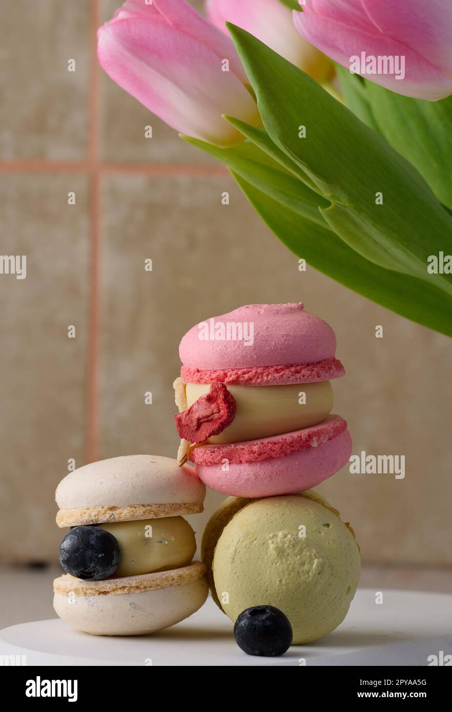 Gebackene Makronen mit verschiedenen Geschmacksrichtungen auf dem Tisch, Dessert Stockfoto