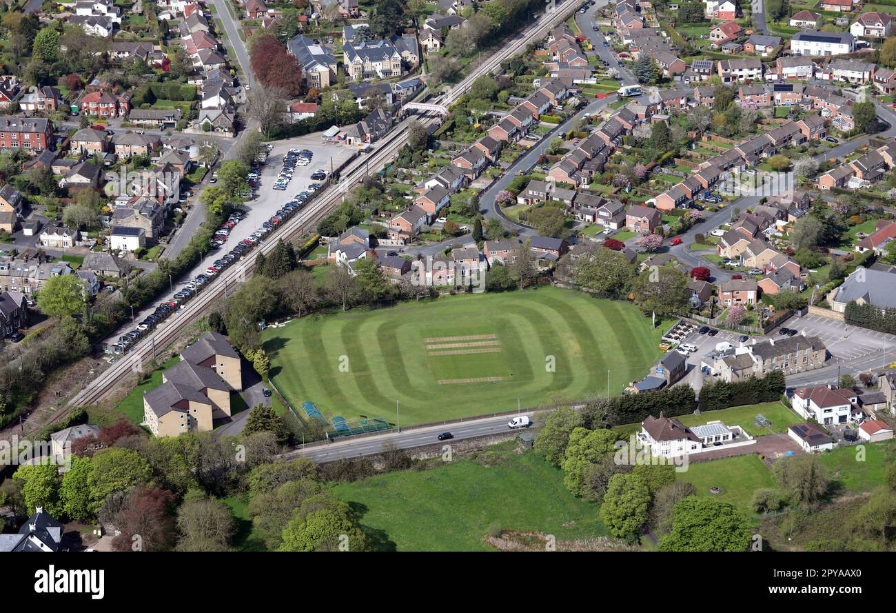 Blick auf den Menston Cricket Club und den Bahnhof Menston aus der Vogelperspektive Stockfoto