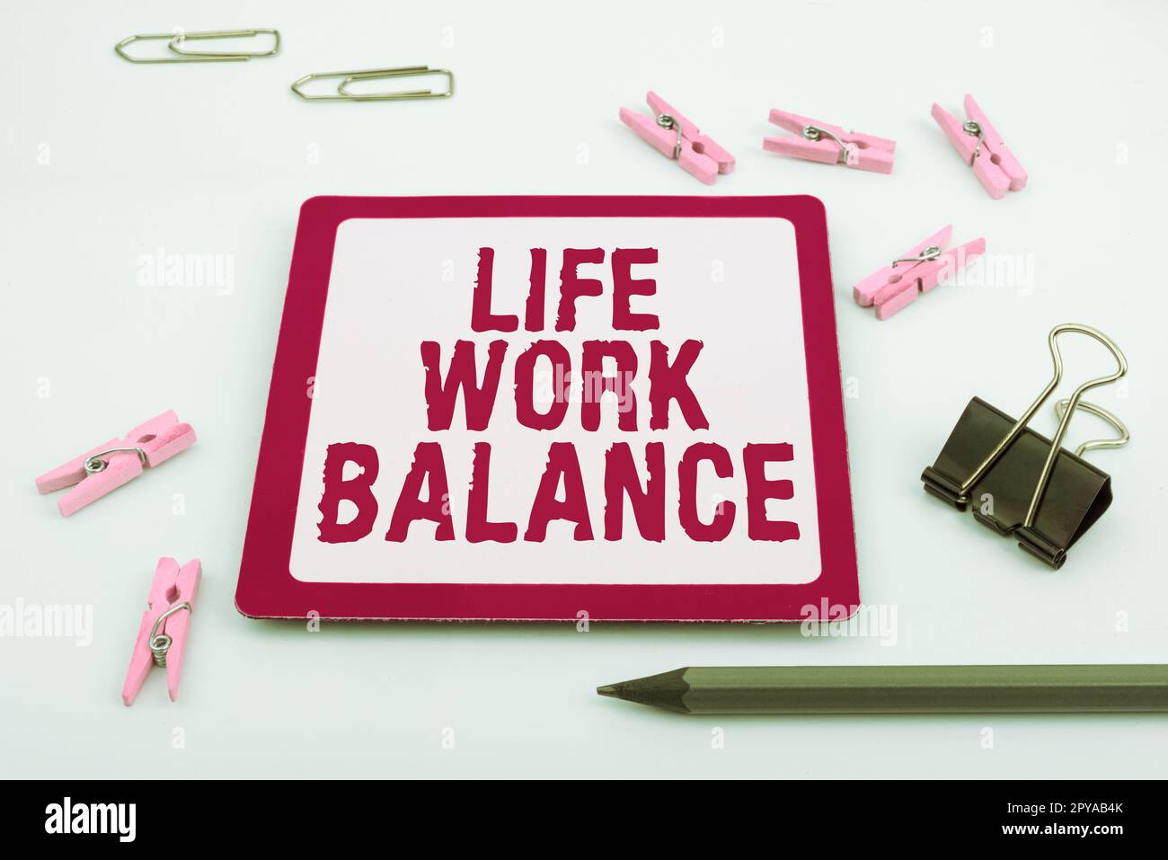 Schreiben mit Anzeige des Textes „Life Work Balance“. Konzept bedeutet Stabilität, die der Mitarbeiter zwischen seiner Arbeit und seiner Freizeit braucht Stockfoto