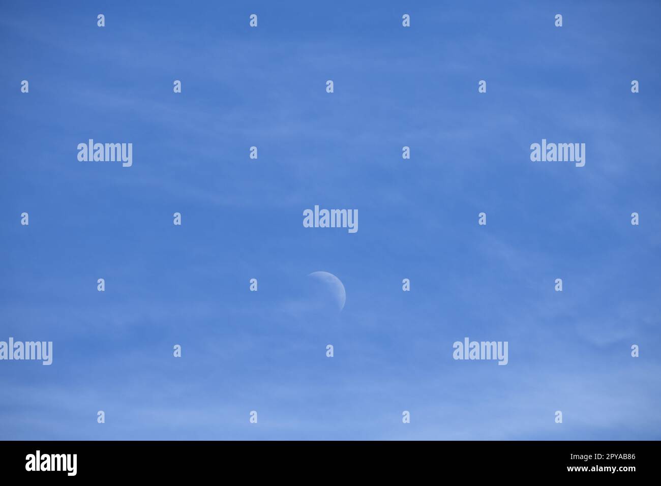 Der Mond im spanischen Himmel, Provinz Alicante, Costa Blanca, Spanien, Februar, 2023 Stockfoto