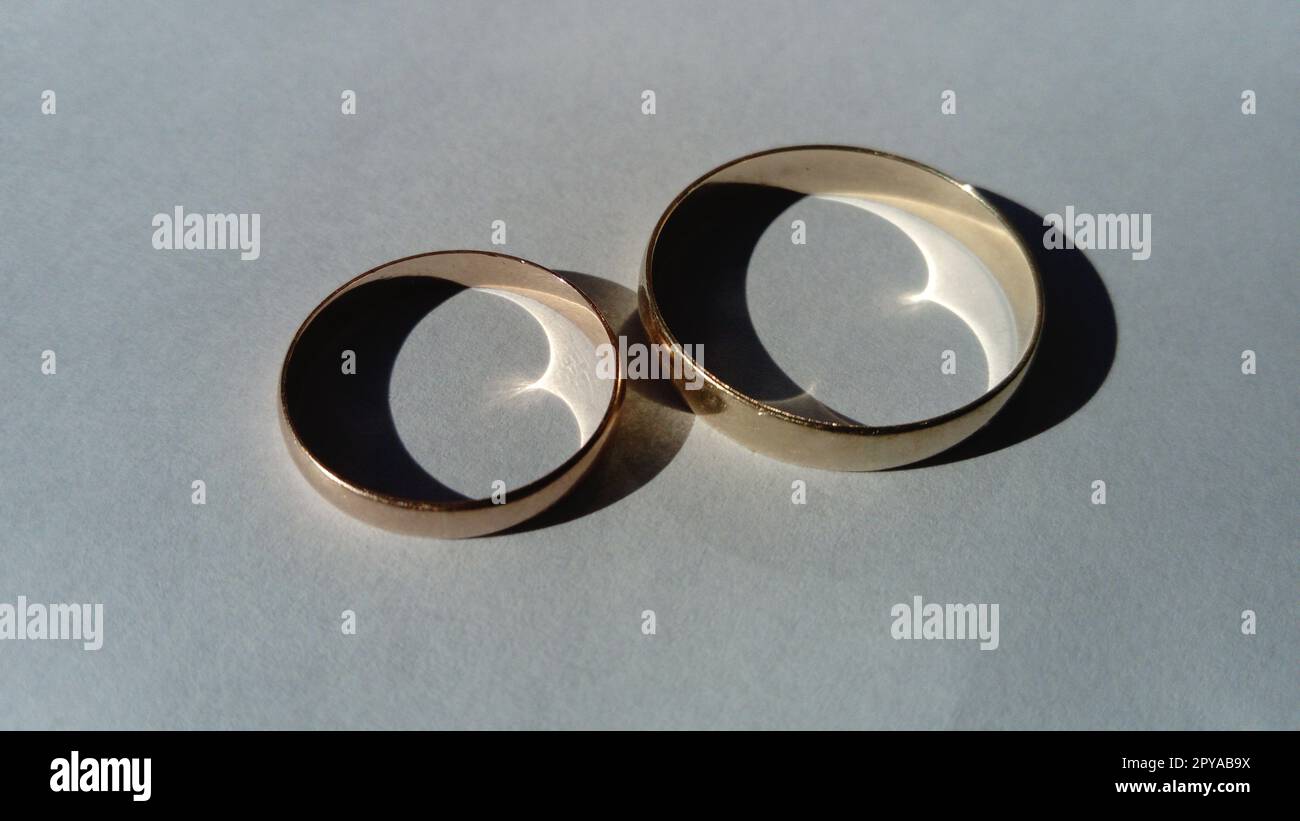 Zwei Hochzeit goldene Ringe. Weißer Hintergrund Stockfoto