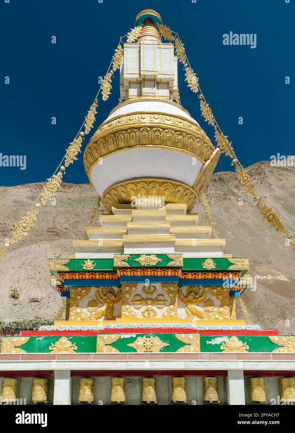 Buddhistische Stupa in wunderschönen Farben, die sich in den Klostergräben mit Hügeln des Himalaya als Hintergrund unter blauem Himmel befinden. Tabo, Indien. Stockfoto