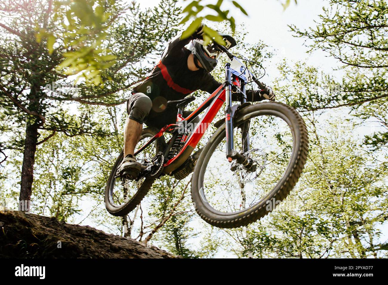 Männlicher Rennfahrer springt steil hinunter, Abwärtsrennen, Sommer Mountainbike Meisterschaft Stockfoto