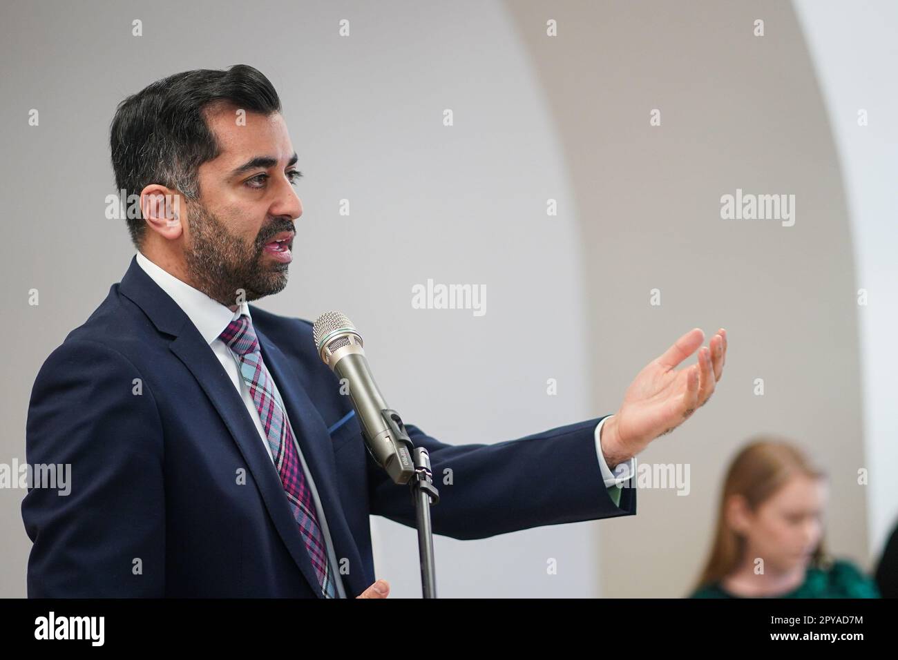 Premierminister Humza Yousaf spricht während eines Gipfeltreffens zur Armutsbekämpfung in den Dovecot Studios in Edinburgh und schließt sich den Teilnehmern an, die unmittelbare Erfahrungen mit Armut, Aktivisten für Armutsbekämpfung und Gleichberechtigung, Akademiker, Partner aus dem dritten Sektor und Vertreter der lokalen Regierung und Wirtschaft gesammelt haben, um Fachwissen auszutauschen. Erfahrungen und Ideen, die in einer gemeinsamen Anstrengung zum Abbau der Ungleichheit in Schottland genutzt werden können. Bilddatum: Mittwoch, 3. Mai 2023. Stockfoto